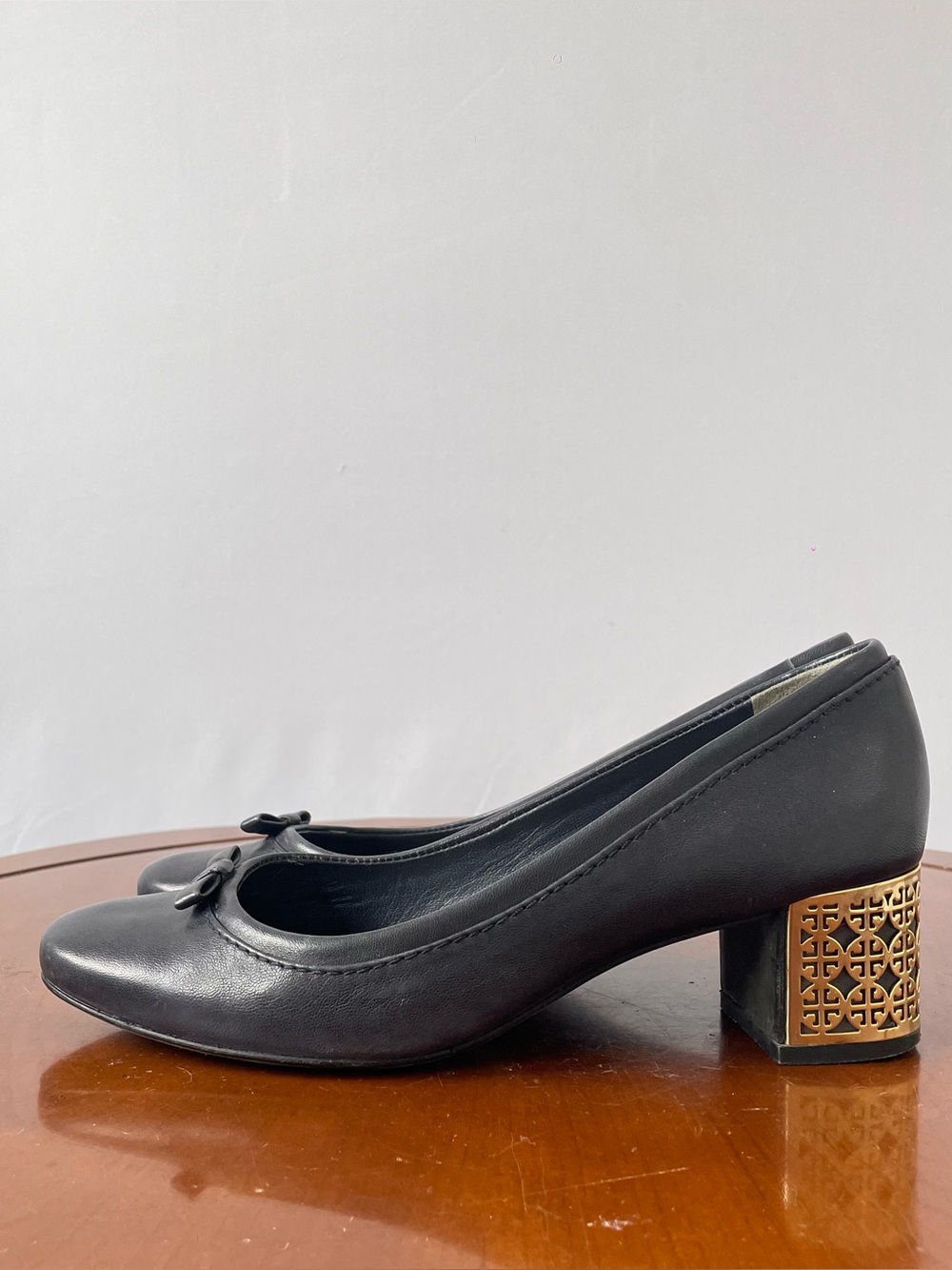 Tory Burch leather pumps. | US 6 - Picture 3 of 8